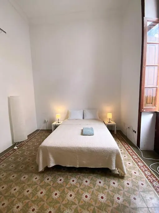 Small Double Room In Shared Colonial Guesthouse Las Palmas de Gran Canaria Spagna